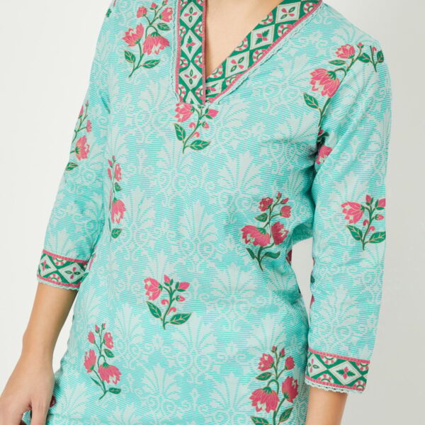 Women Floral Printed Straight Kurta - Image 4