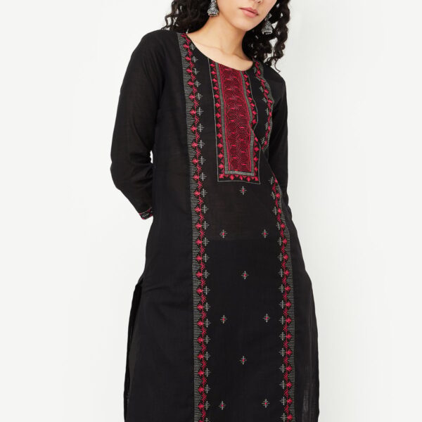 Women Embroidered Straight Kurta - Image 5