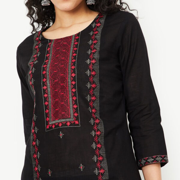 Women Embroidered Straight Kurta - Image 4
