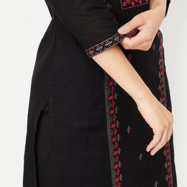 Women Embroidered Straight Kurta - Image 2