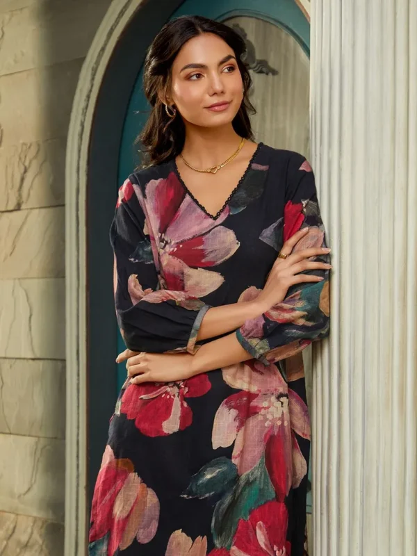 Women Black Printed Cotton Slub Kurta with Pants- Set - Image 5
