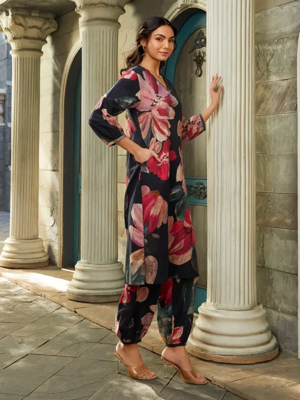 Women Black Printed Cotton Slub Kurta with Pants- Set - Image 4