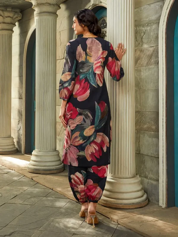 Women Black Printed Cotton Slub Kurta with Pants- Set - Image 2